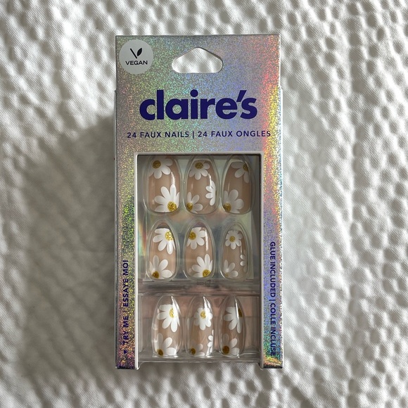 Claire’s White Daisy Coffin Vegan Press-On Nail Set - 24 Pack - Picture 3 of 4